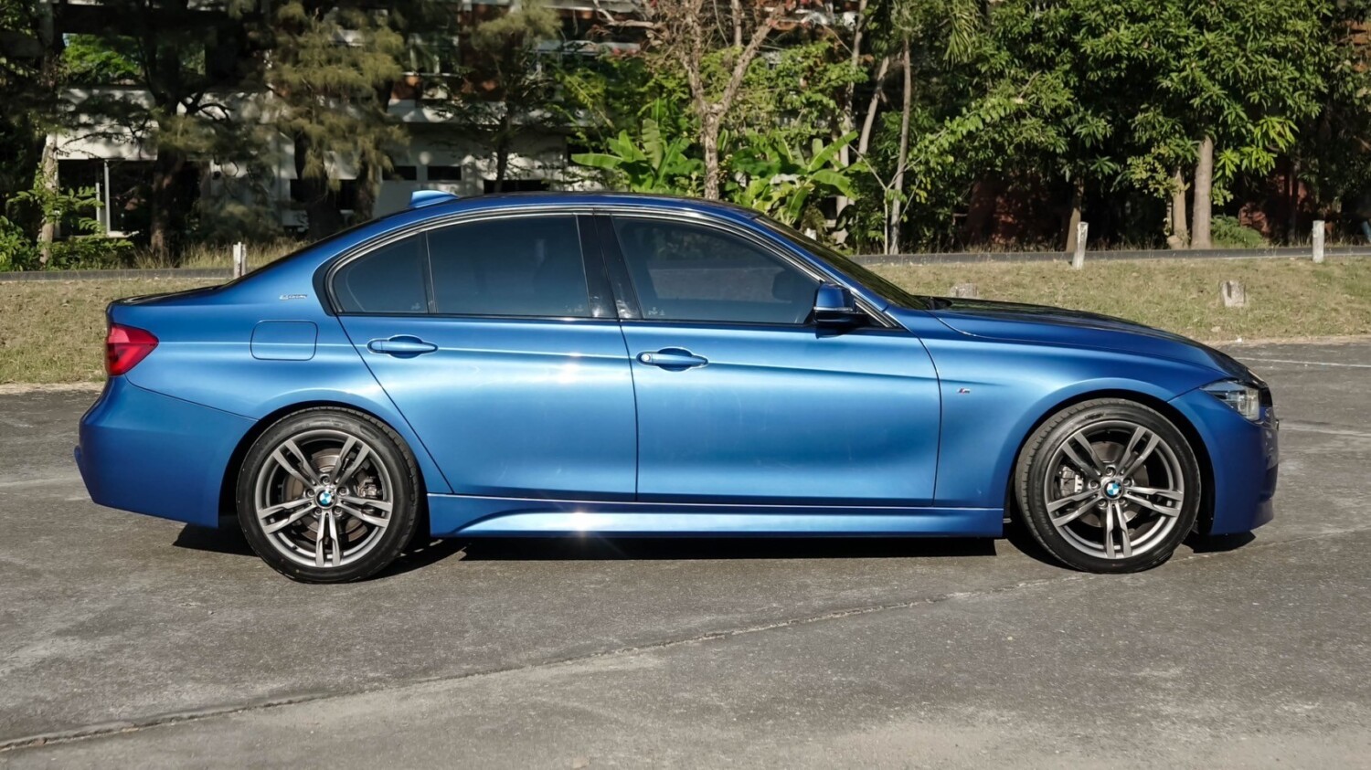 BMW 330E M SPORT F30 LCI PLUG IN HYBIRD 2016 Aplus Car Center