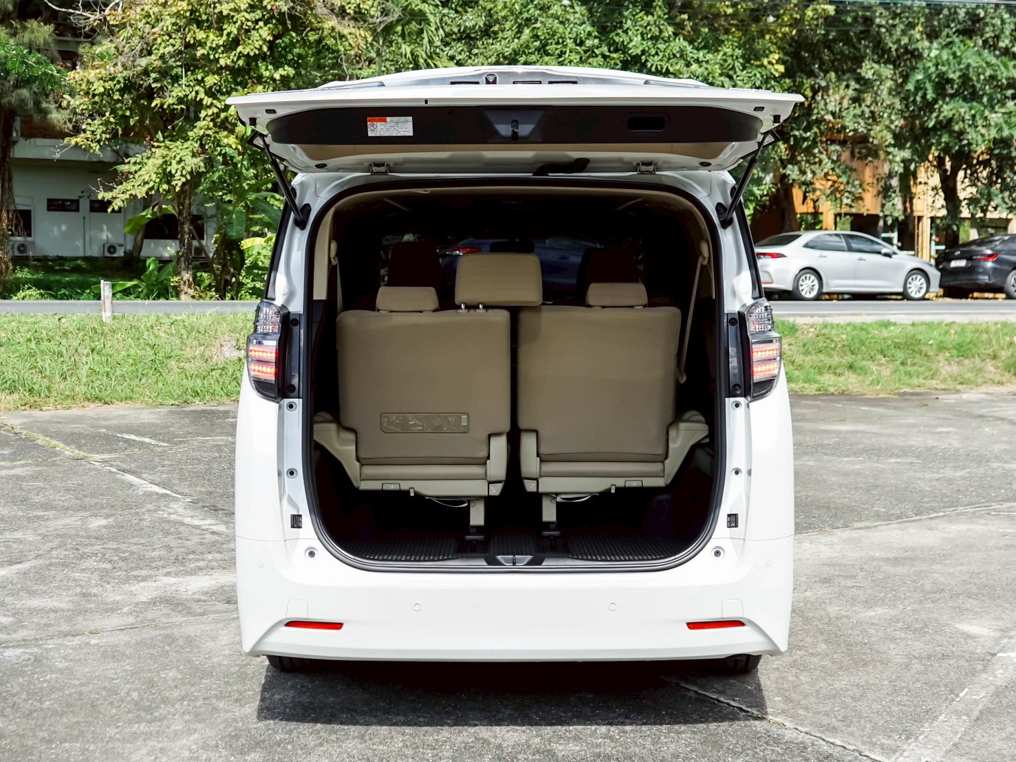 LINE_ALBUM_VELLFIRE 2.5 HYBRID E-FOUR ปี2017 สีขาว_251022_20