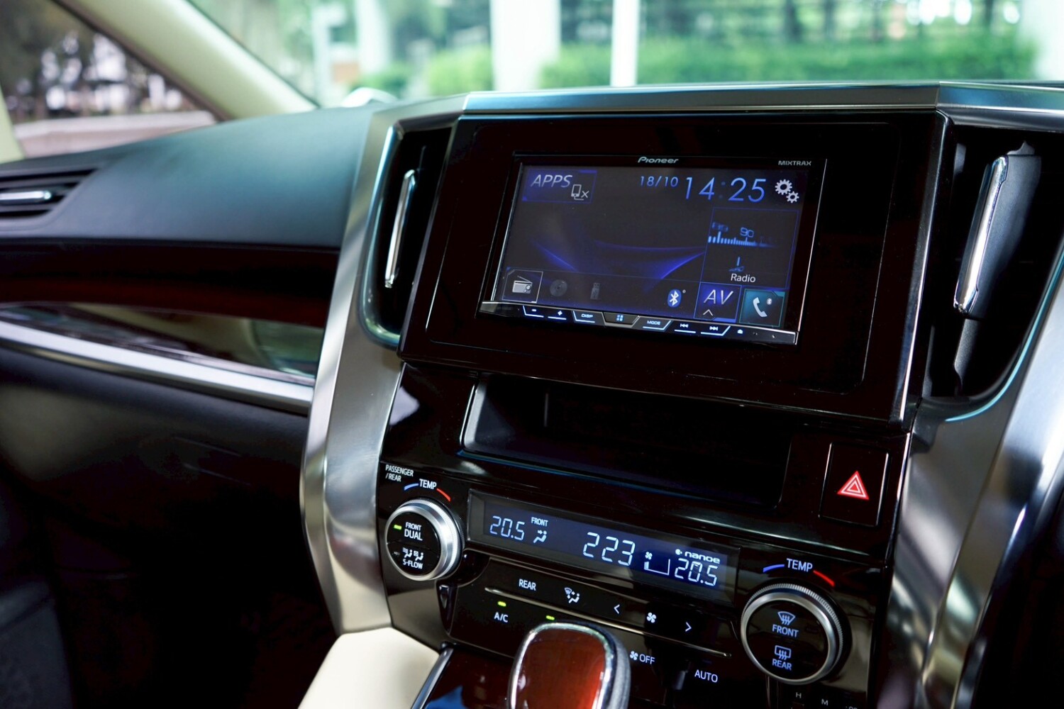 LINE_ALBUM_VELLFIRE 2.5 HYBRID E-FOUR ปี2017 สีขาว_251022_4