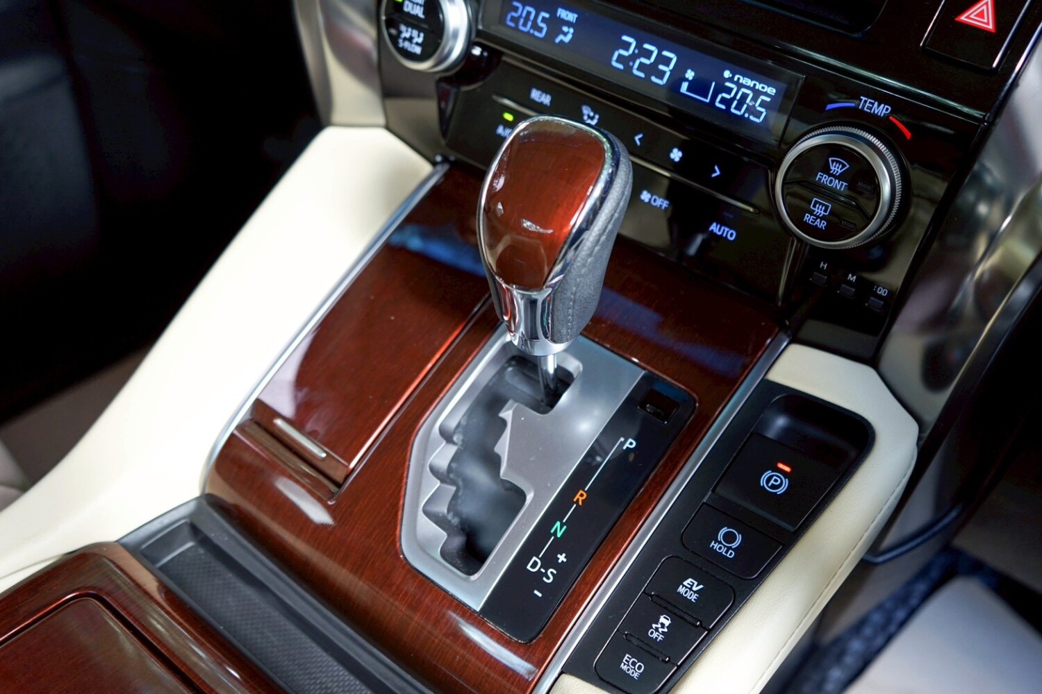 LINE_ALBUM_VELLFIRE 2.5 HYBRID E-FOUR ปี2017 สีขาว_251022_5