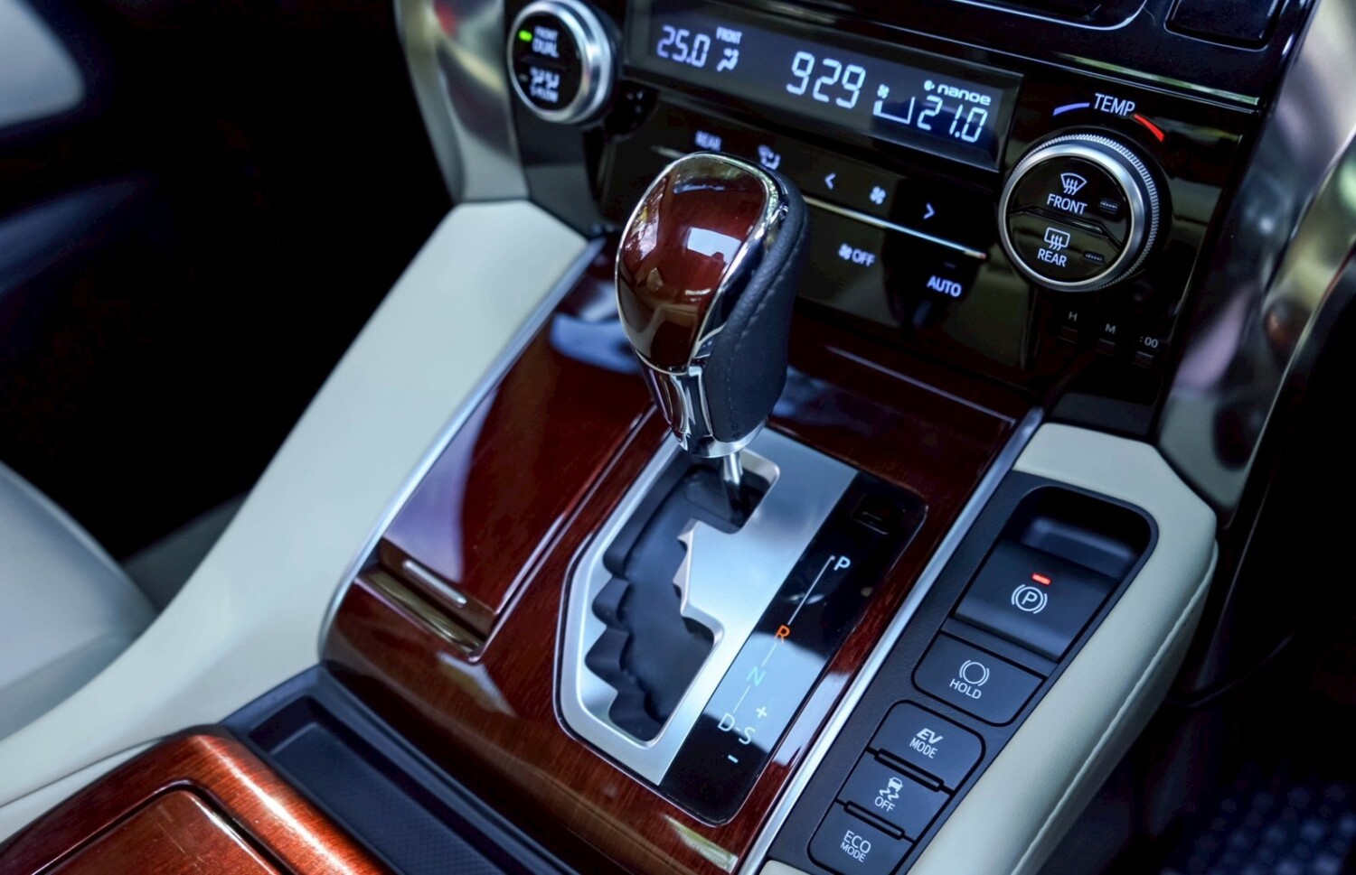 LINE_ALBUM_VELLFIRE 2.5 HYBRID ปี2017 สีขาว (เปลี่ยนเบาะหนัง)_251122_7