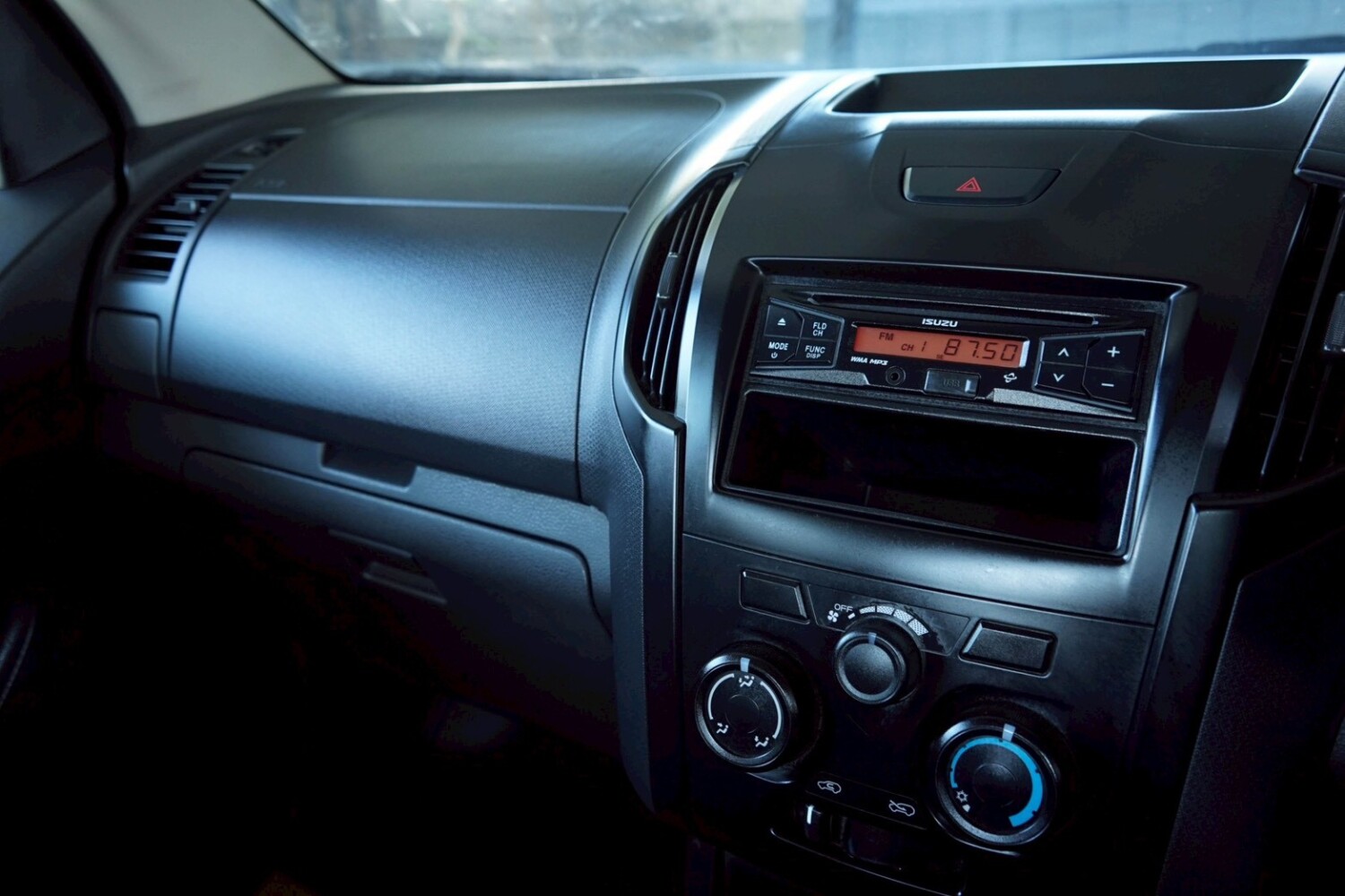 LINE_ALBUM_DMAX 4DR 1.9 ปี18 จด 19 สีบรอนซ์ S เกียร์ MT_260120_5