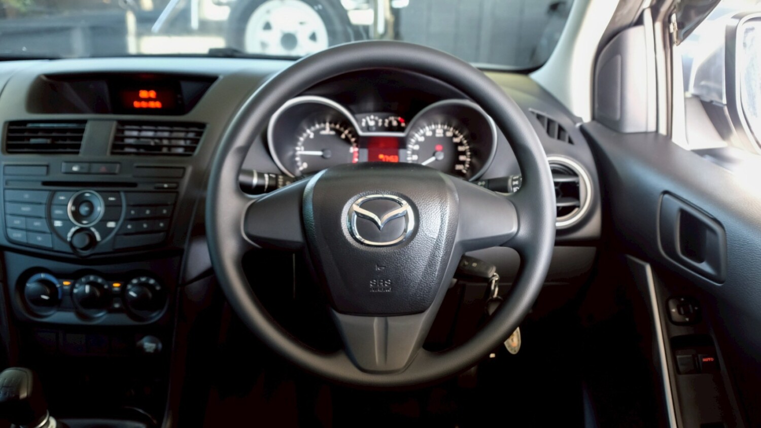LINE_ALBUM_Mazda bt50 2.2 สีขาว thunder cab ปี20 จด 21 3700km_260518_13