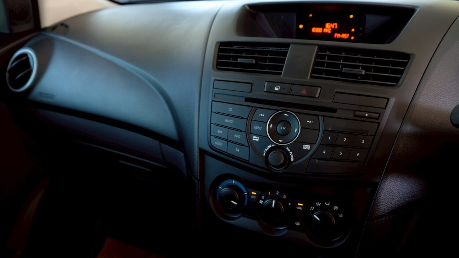 LINE_ALBUM_Mazda bt50 2.2 สีขาว thunder cab ปี20 จด 21 3700km_260518_14