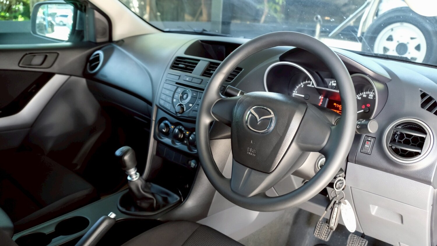 LINE_ALBUM_Mazda bt50 2.2 สีขาว thunder cab ปี20 จด 21 3700km_260518_9