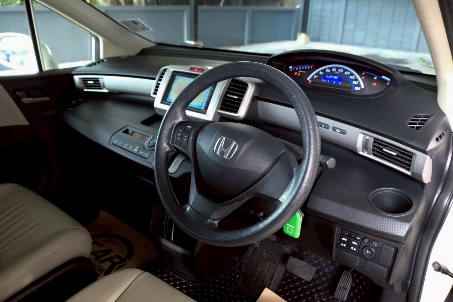 LINE_ALBUM_HONDA FREED 1.5 EL auto ปี2012 สีขาว ไมล์ 41,000km_260717_10
