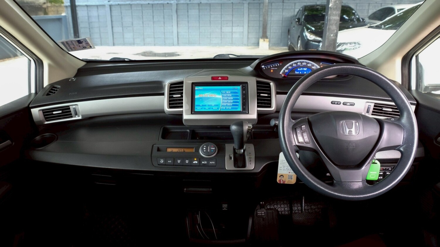 LINE_ALBUM_HONDA FREED 1.5 EL auto ปี2012 สีขาว ไมล์ 41,000km_260717_14