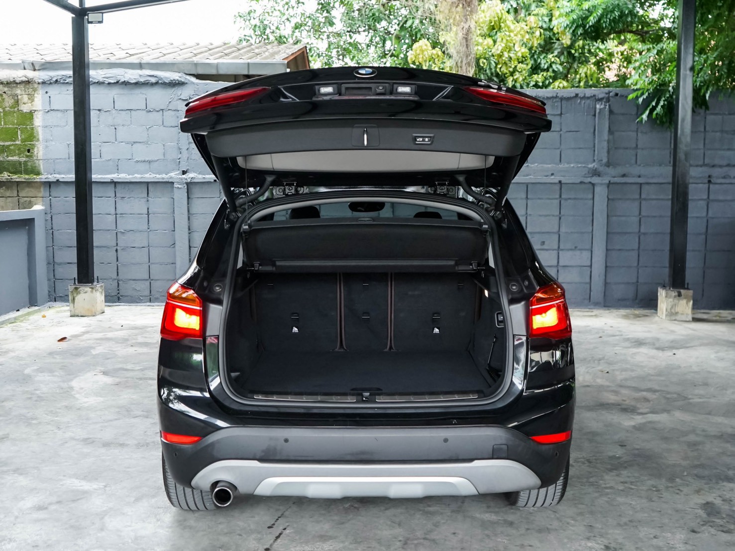 LINE_ALBUM_BMW X1 sDrive18i xLine ปี17 จด 18 (เบนซิน) สีดำ_260826_9