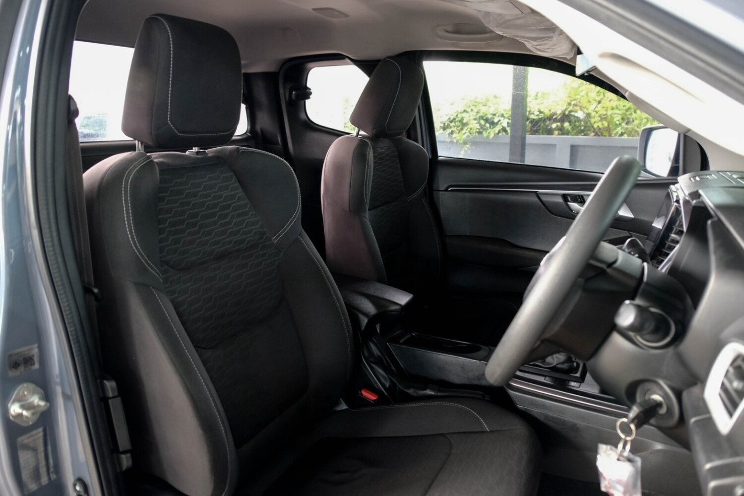 LINE_ALBUM_Dmax cab hi-lander ปี22 สีเทา auto ไมล์ 140,000km_260807_10