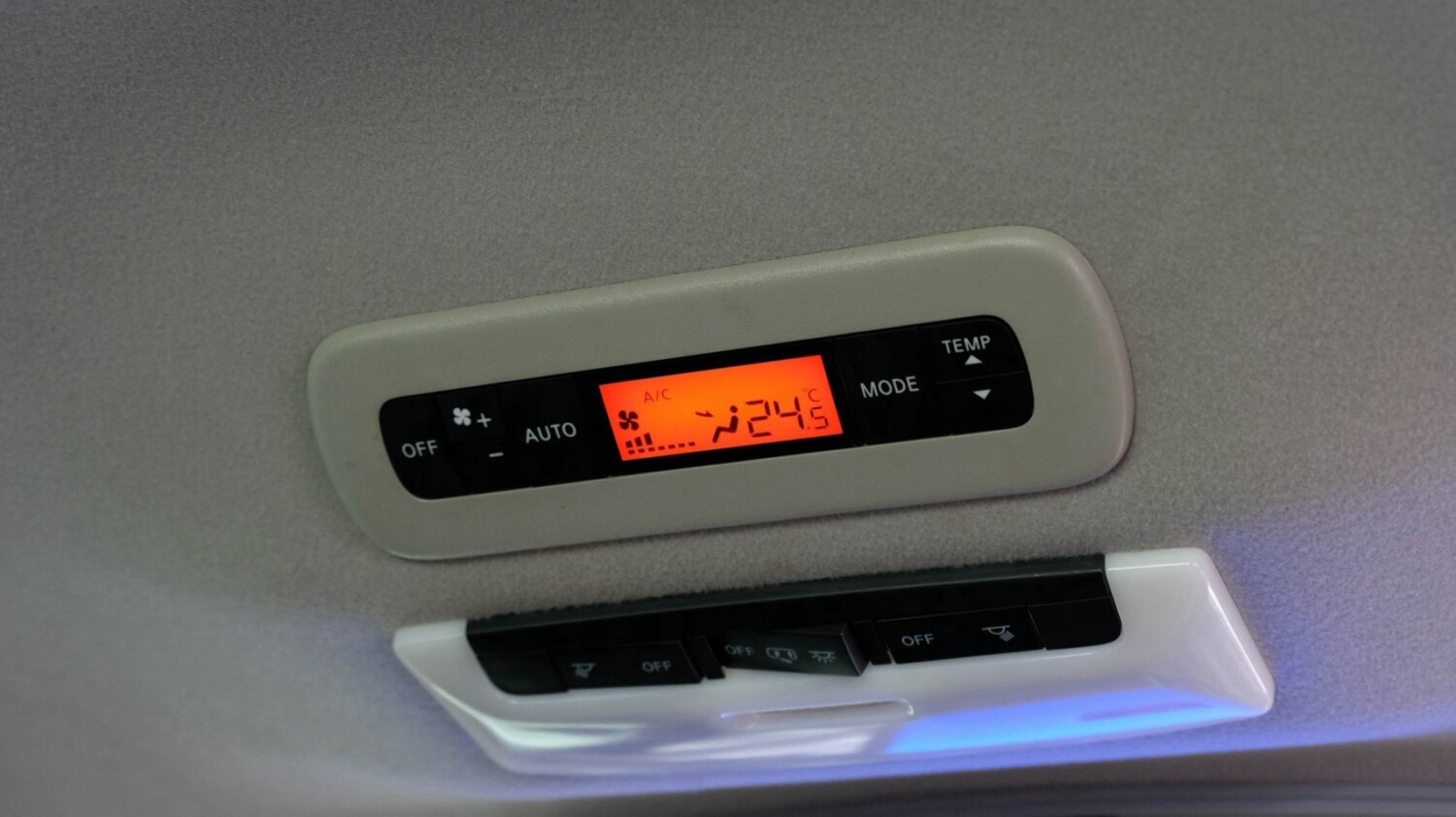 LINE_ALBUM_Nissan serena 2.0 hybrid highway สีเบจ ปี16 จด 17_260803_15