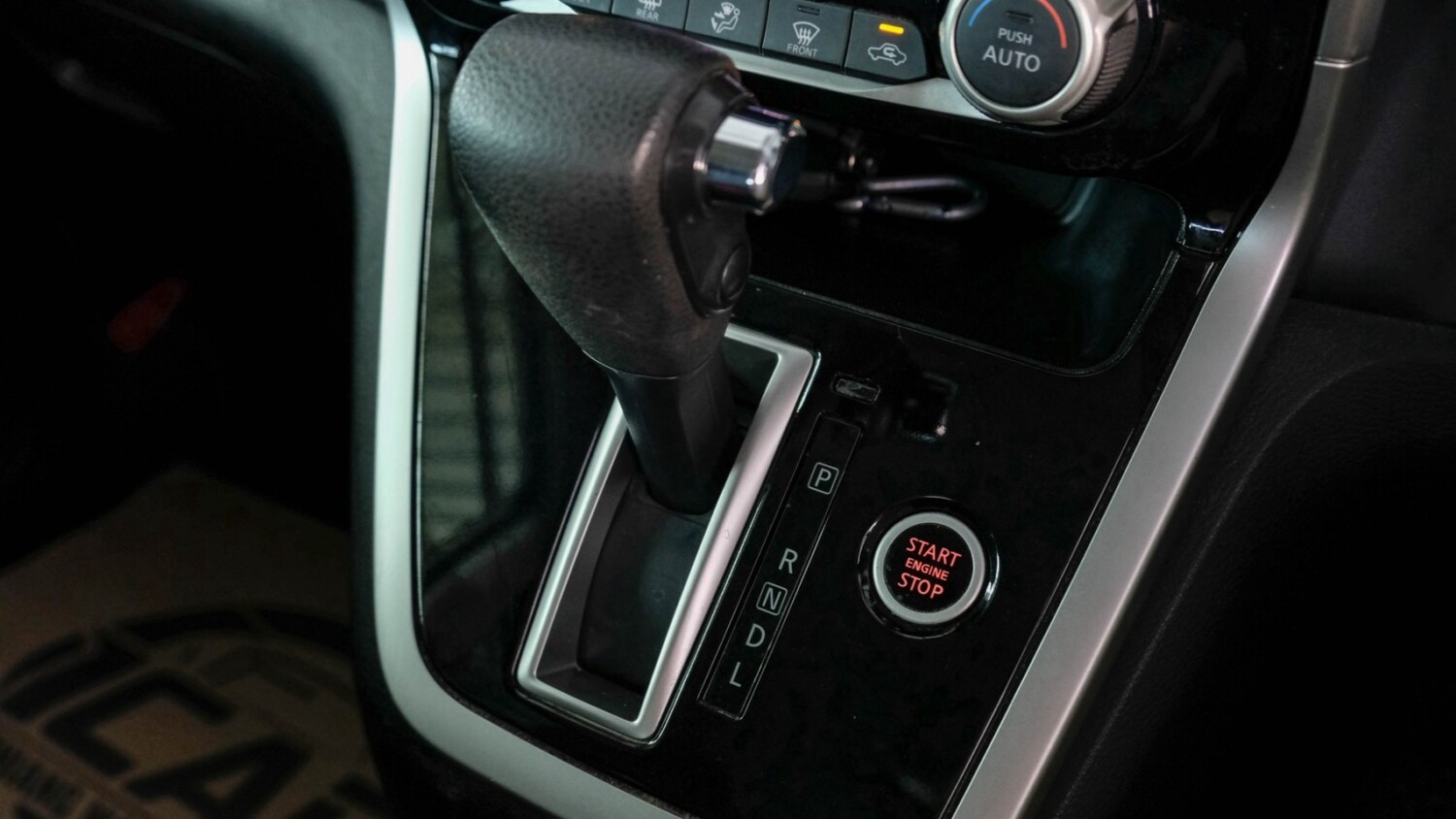 LINE_ALBUM_Nissan serena 2.0 hybrid highway สีเบจ ปี16 จด 17_260803_21