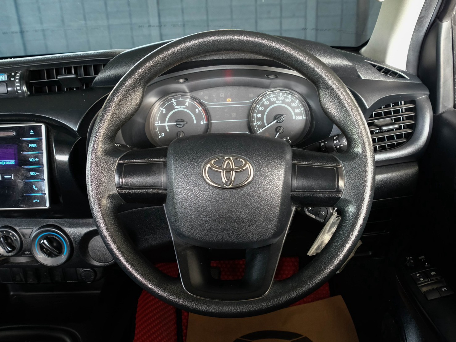 LINE_ALBUM_Toyota revo 2.4 cab prerunner j plus ปี18 สีเทา mt_260810_13