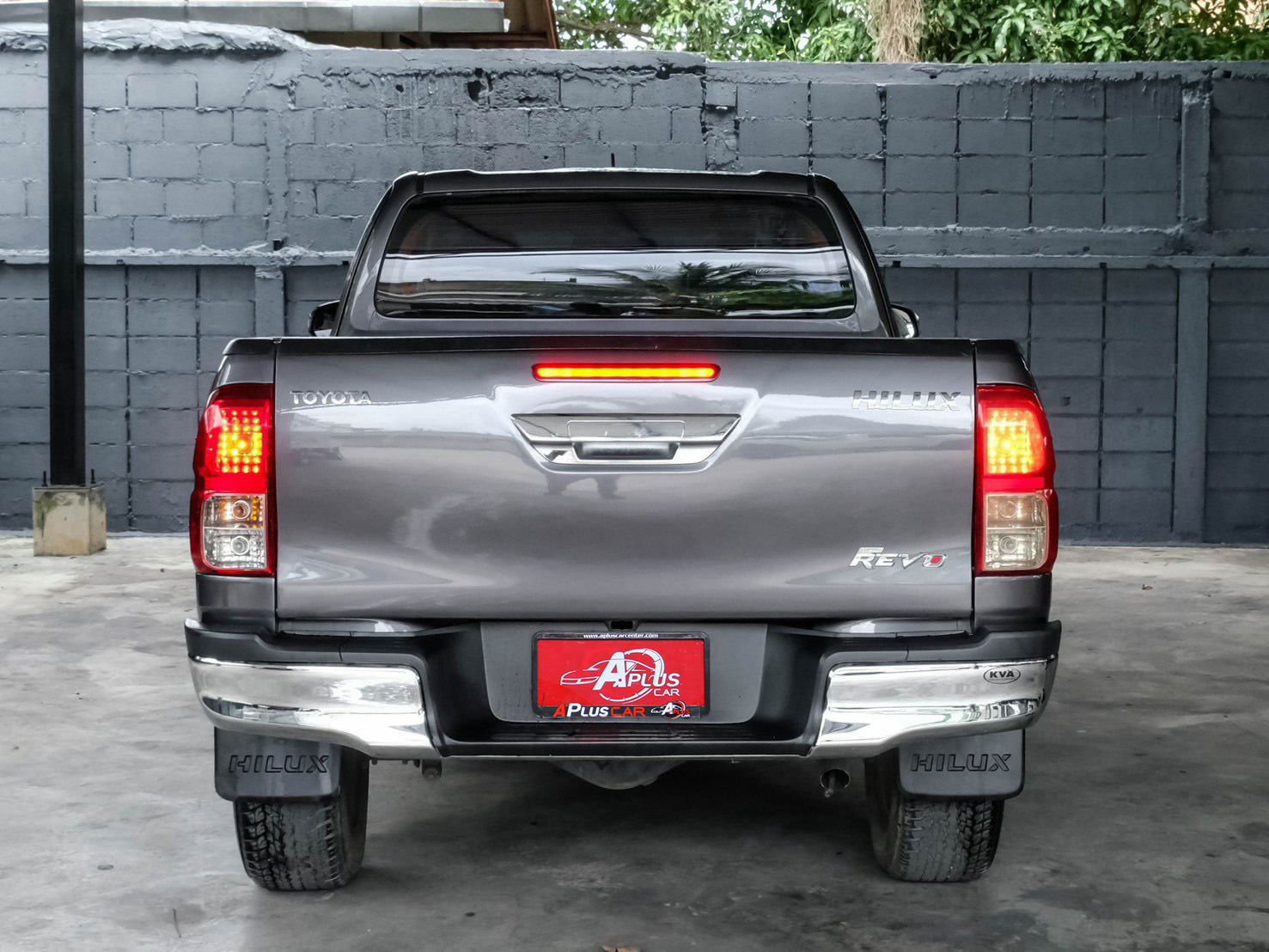 LINE_ALBUM_Toyota revo 2.4 cab prerunner j plus ปี18 สีเทา mt_260810_7