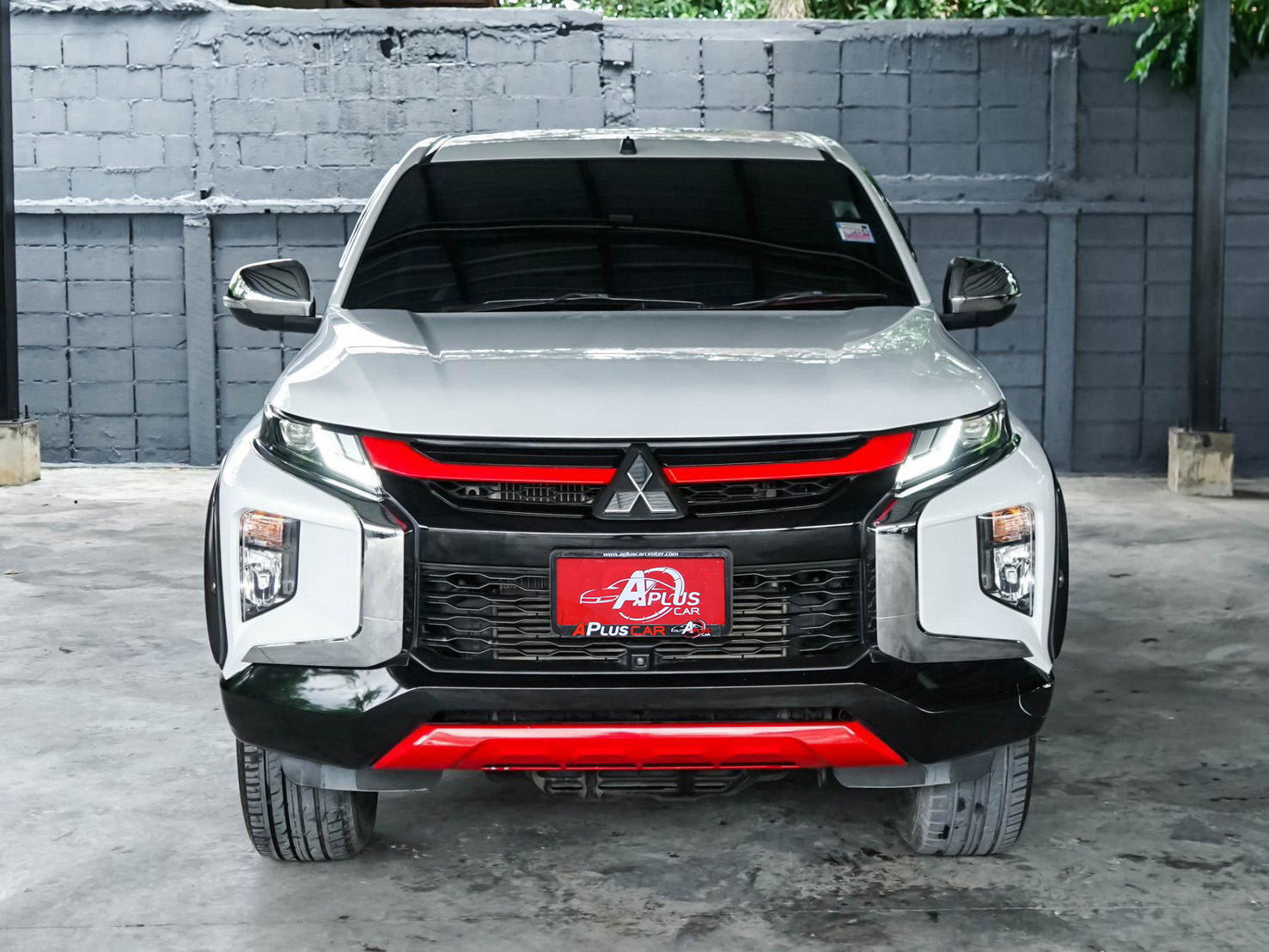 LINE_ALBUM_Triton 4dr ปี19 auto GT สีขาว ไมล์ 110,000km_260818_2