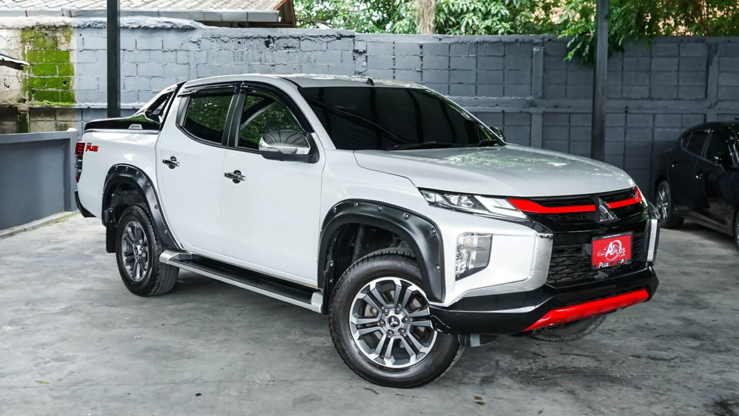 LINE_ALBUM_Triton 4dr ปี19 auto GT สีขาว ไมล์ 110,000km_260818_3