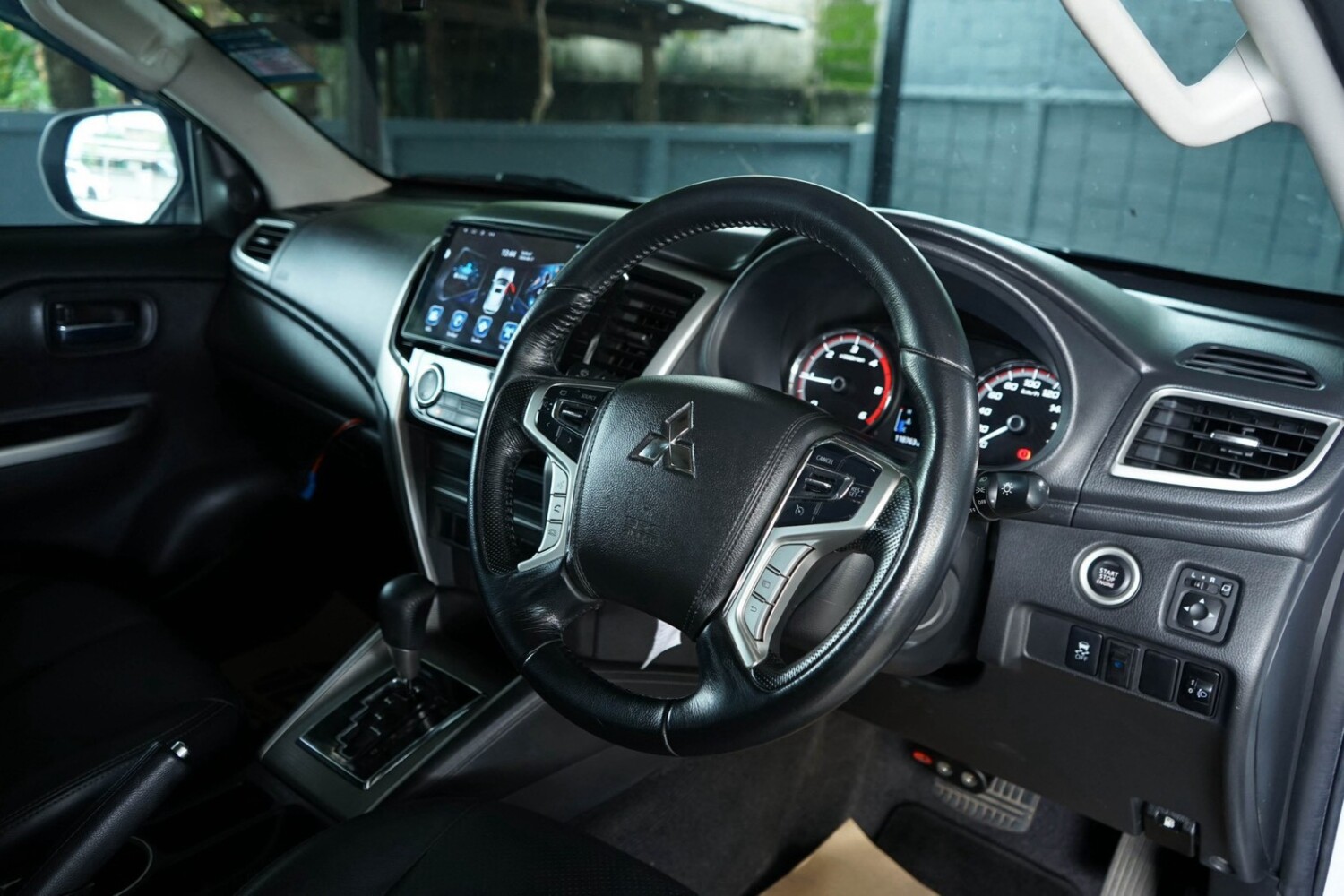 LINE_ALBUM_Triton 4dr ปี19 auto GT สีขาว ไมล์ 110,000km_260818_9