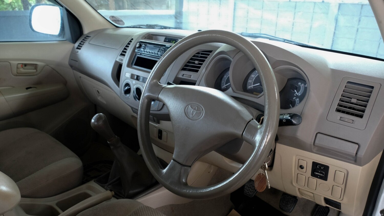 LINE_ALBUM_Vigo 2.5 E ปี2005 mt 4wd ไมล์ 39,000km สีบรอนซ์_260803_9