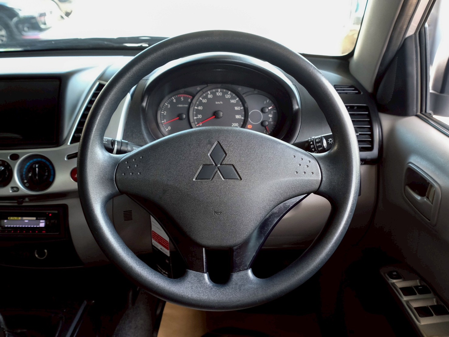 LINE_ALBUM_TRITON 4DR ปี12 สีบรอนซ์ glsสี่ประตู ไมล์150,000km_260612_13