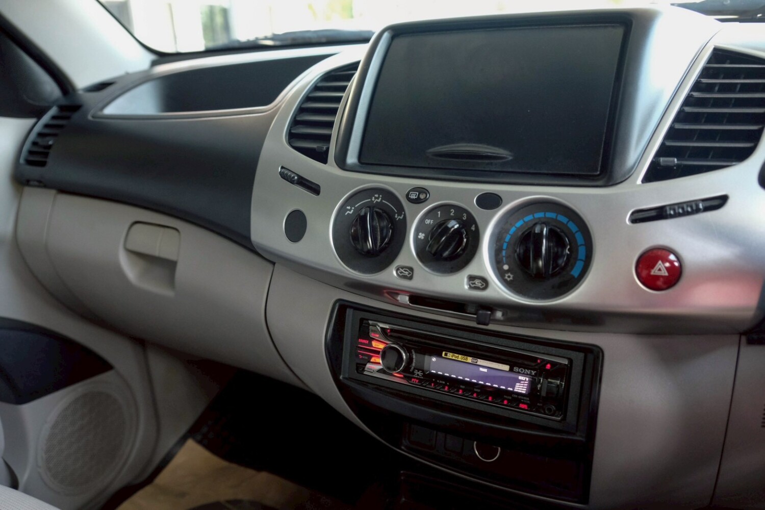 LINE_ALBUM_TRITON 4DR ปี12 สีบรอนซ์ glsสี่ประตู ไมล์150,000km_260612_15