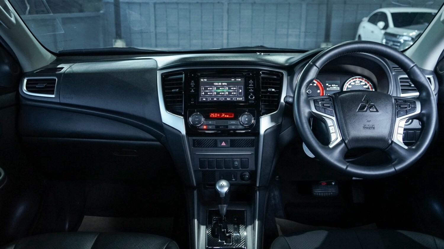 LINE_ALBUM_Triton2.4 4dr ปี19 จด ปี20 สีเทา เกียร์ at 29000km_260928_12